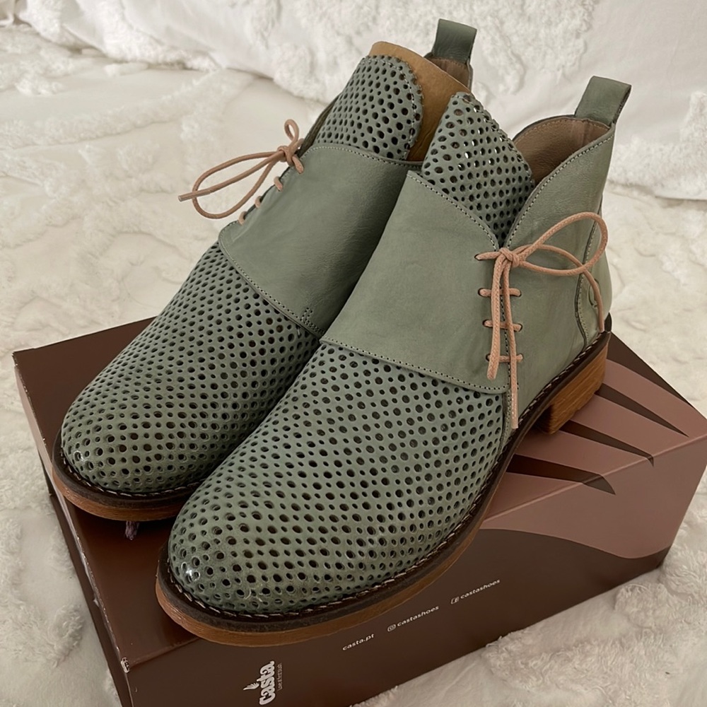Beautiful, brand new, light blueish-green bootie by Casta!